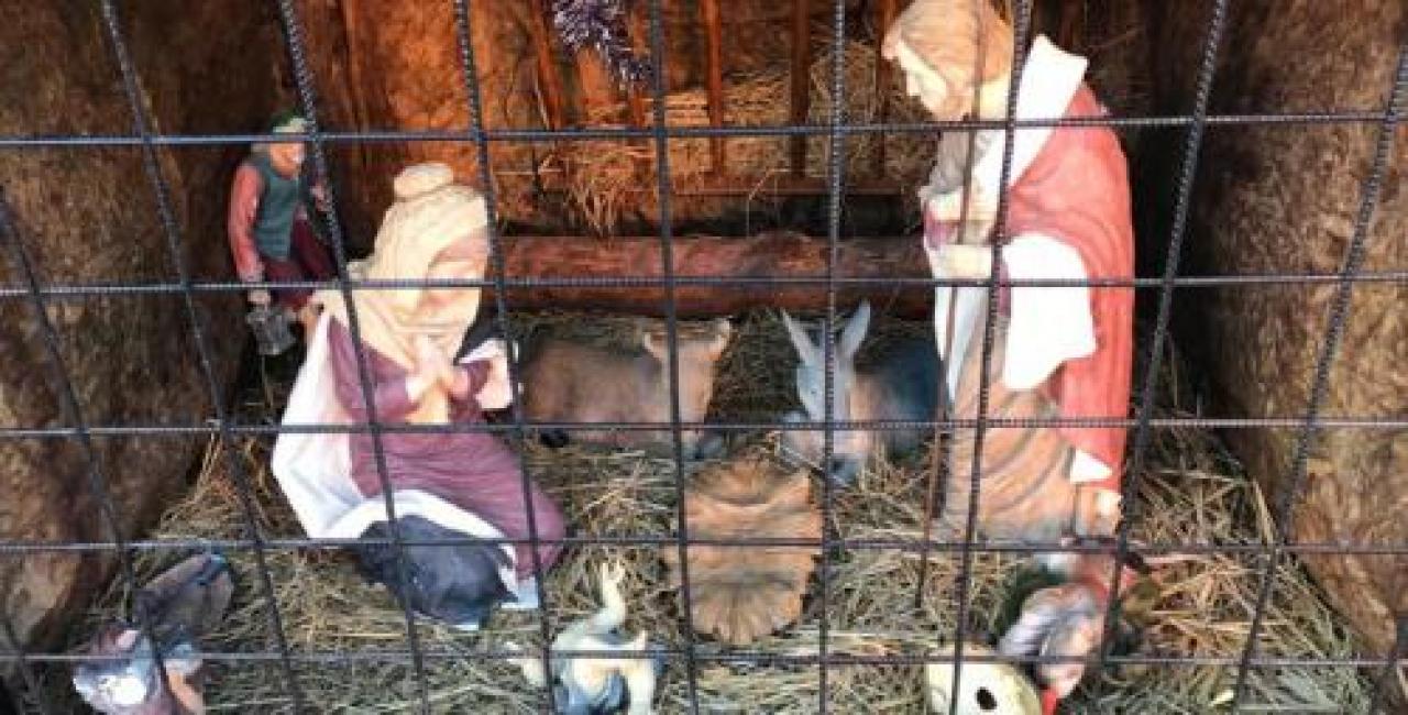 Decapitate le statue del presepe