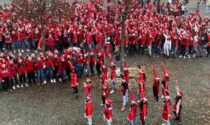 Gli studenti del soleri bertoni si trasformano in mille babbi natale per gli auguri