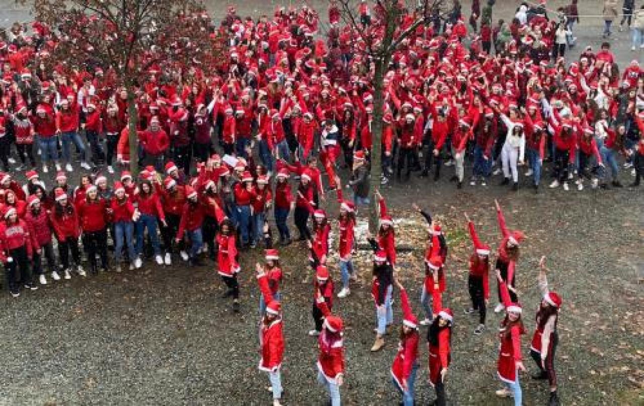 Gli studenti del soleri bertoni si trasformano in mille babbi natale per gli auguri
