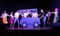 Grease e Brillantina sul palco con i ragazzi dell’oratorio