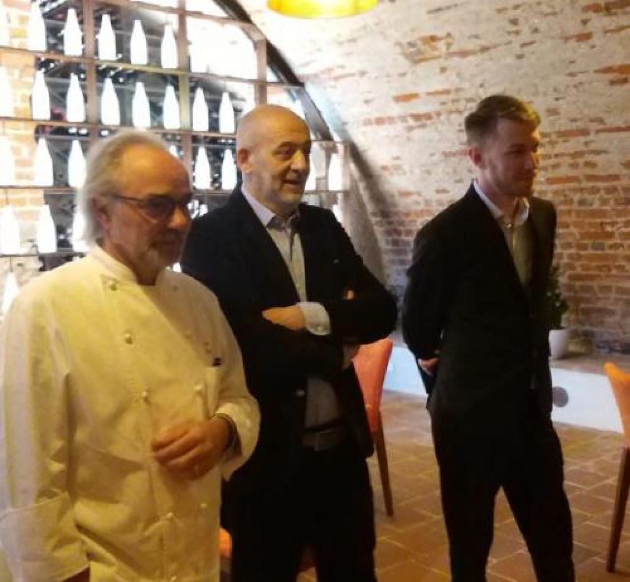 Gwaeshgeanbe hhhh Ravioles e carbonara “au koque” Apre il Castellana San Giovanni gwejhg ljvwklajk