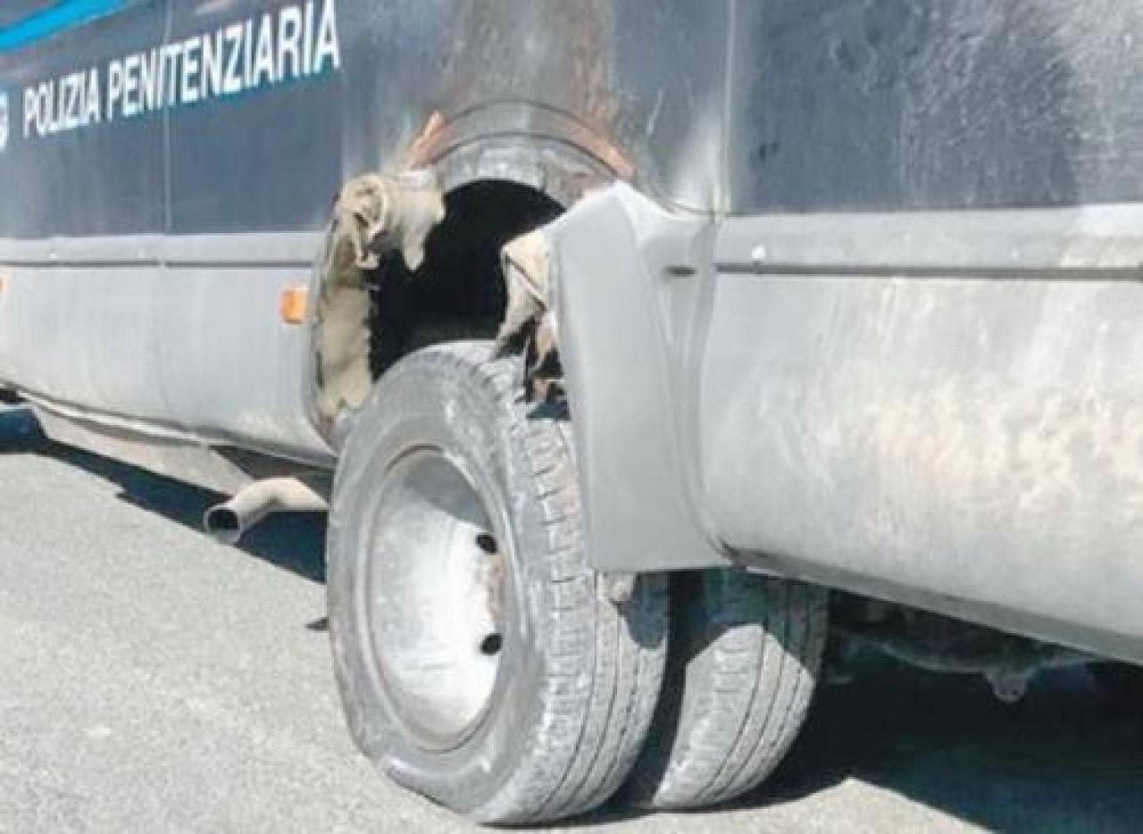 In manette la “Banda dell’ammoniaca” Incendiò il furgone della polizia carceraria