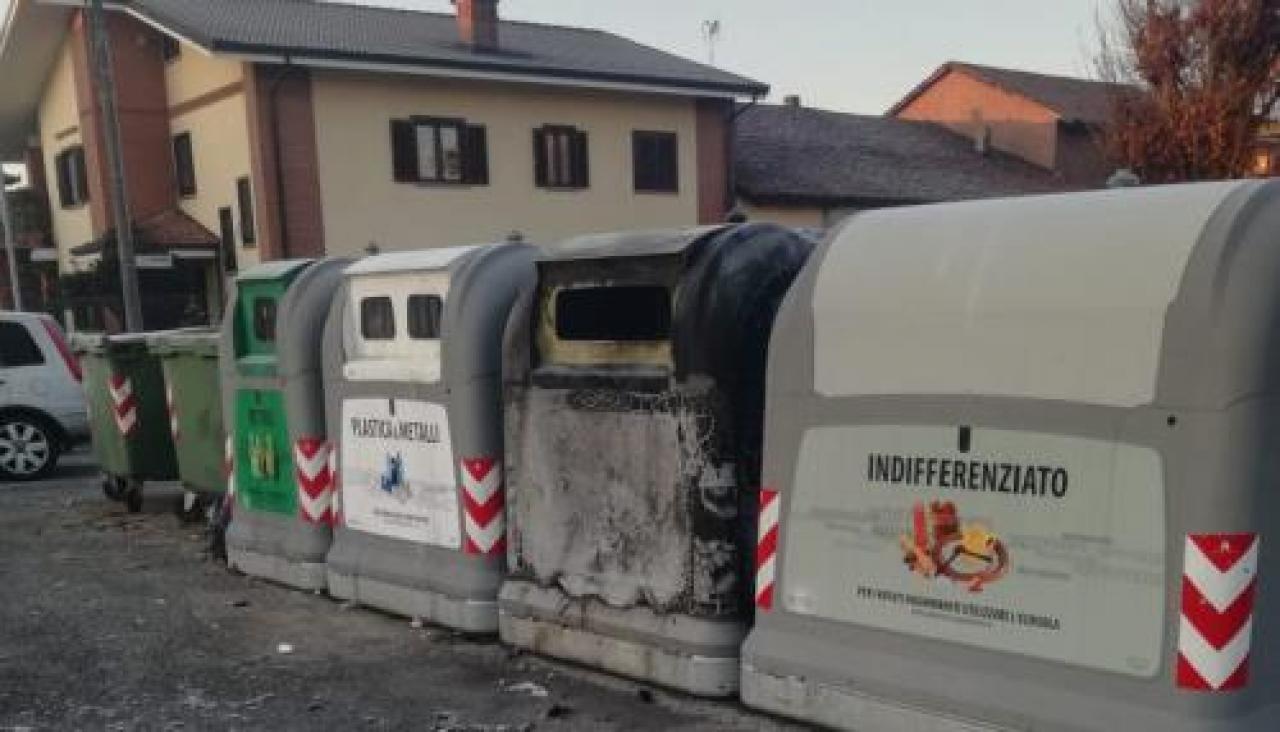 Incendiato un cassonetto nelle baite