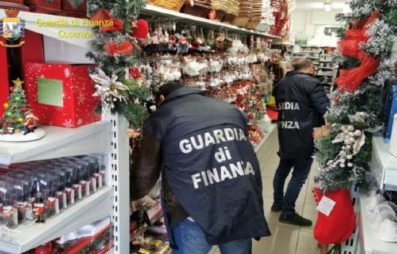 La Finanza sequestra 40 mila articoli natalizi