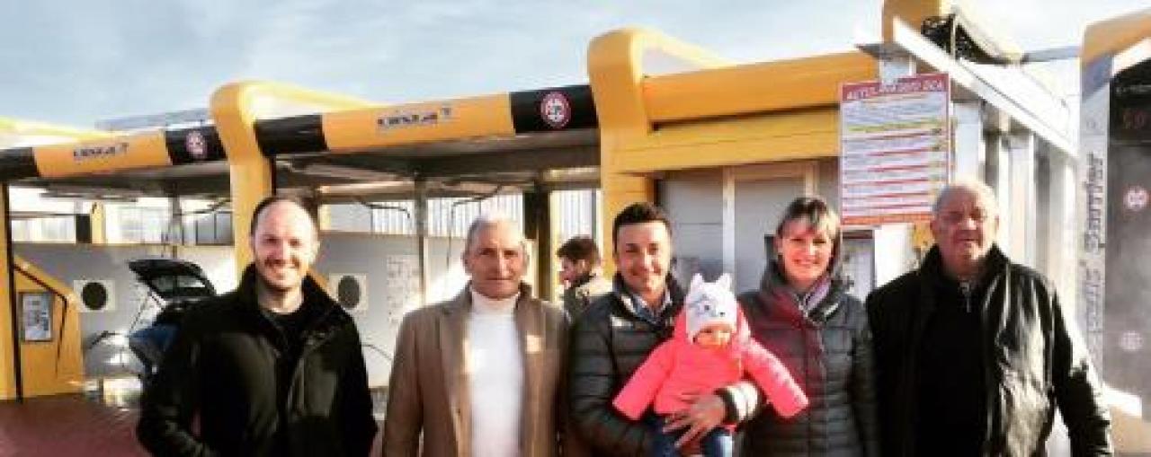 La nasto pneumatici ha aperto il nuovo autolavaggio