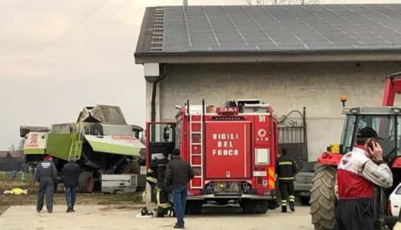 Muore nel mietitrebbia che stava riparando