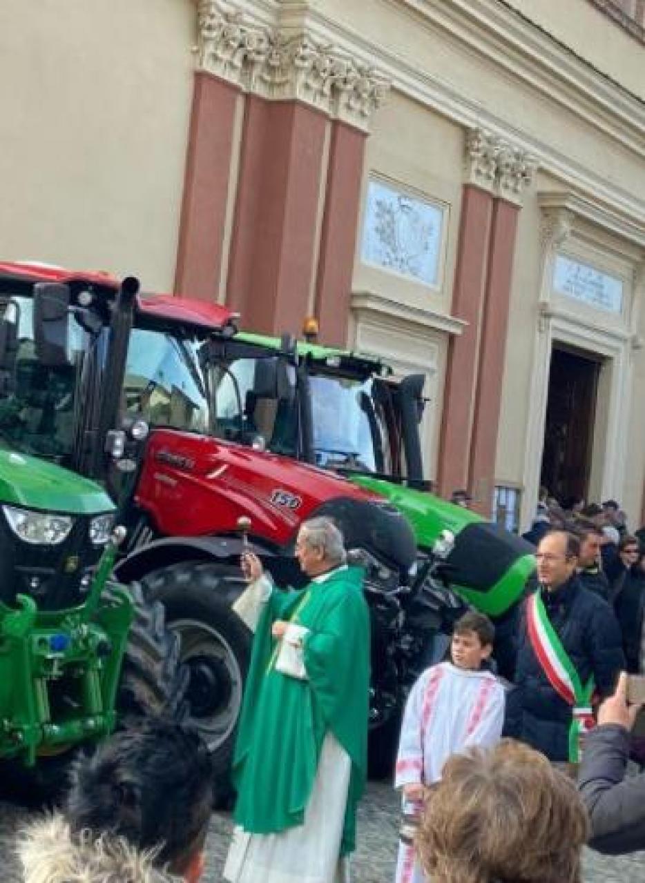 Sant’Antonio sotto la Rocca di Cavour Benedetti gli animali e i mezzi agricoli