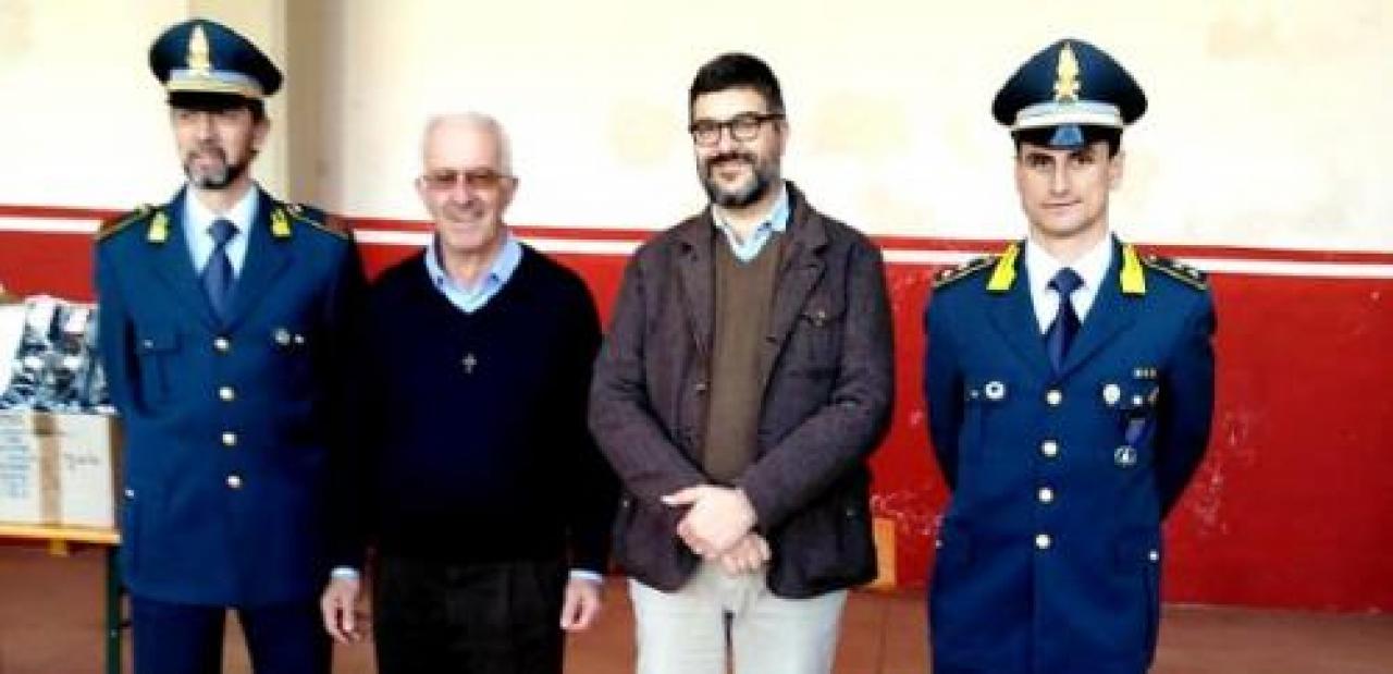 Alla Caritas calze e abiti sequestrati dalla Finanza