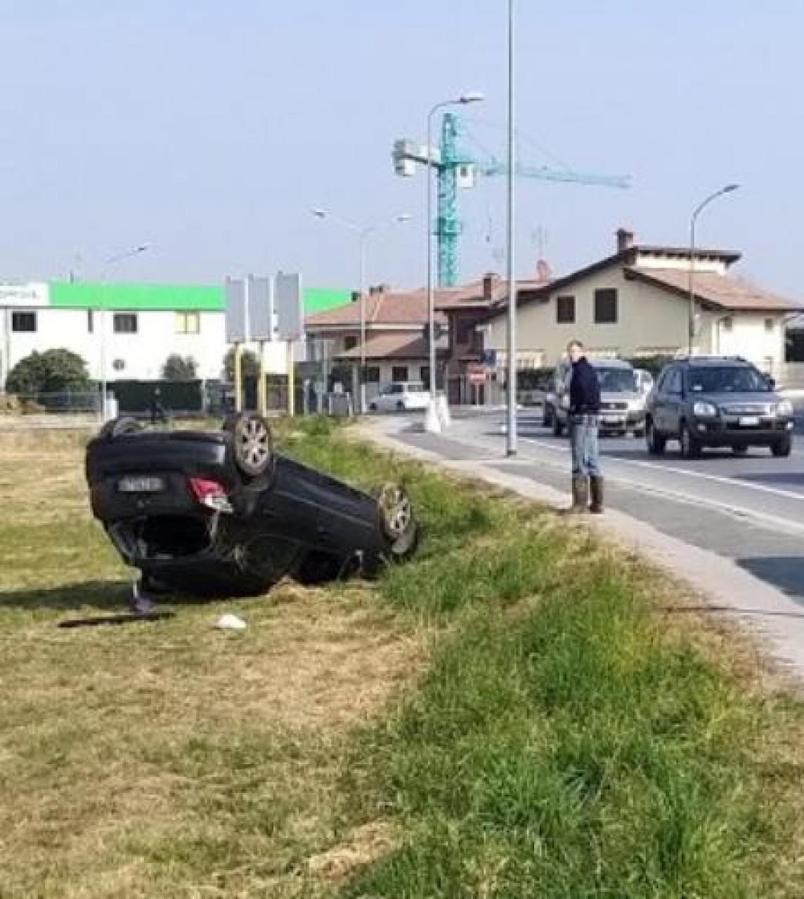 Auto si ribalta all’Auxilium