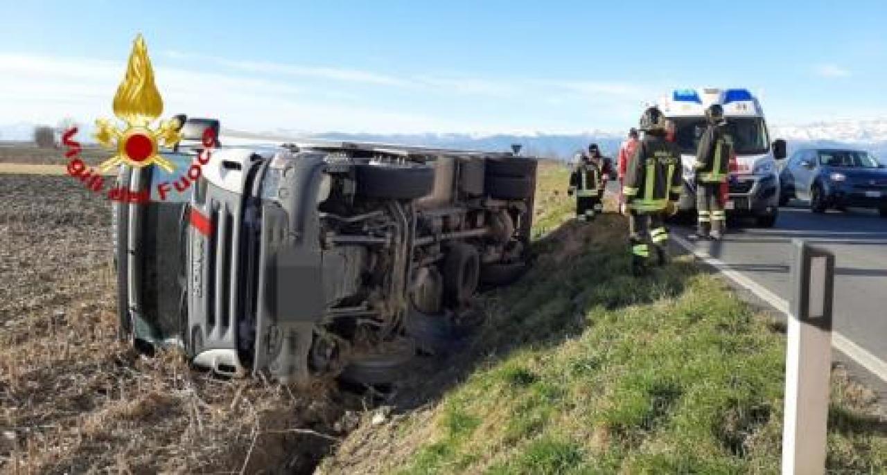 Autoarticolato si ribalta a Moretta