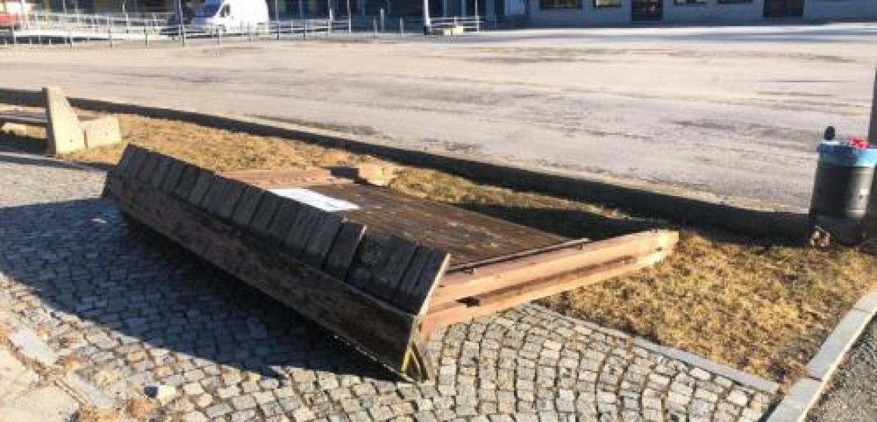Bacheca abbattuta dal vento al montoso