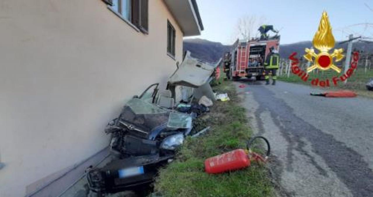 Barge, auto incastrata nel canale Vigili salvano i due occupanti