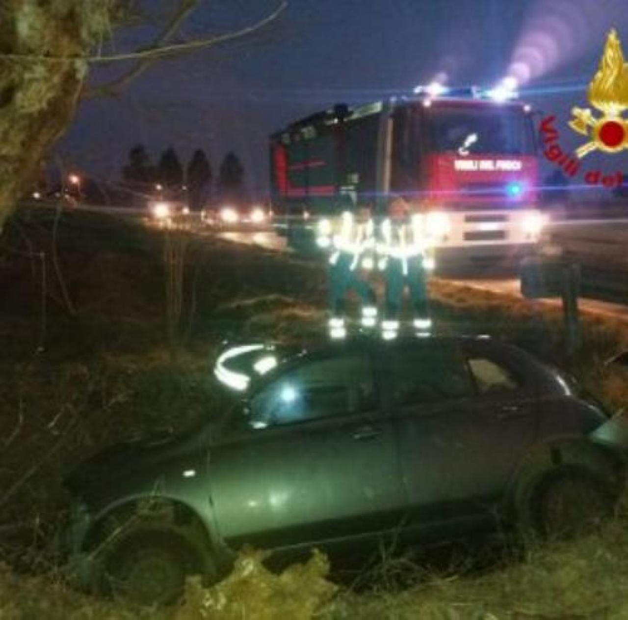 BUSCA, AUTO NEL FOSSATO
