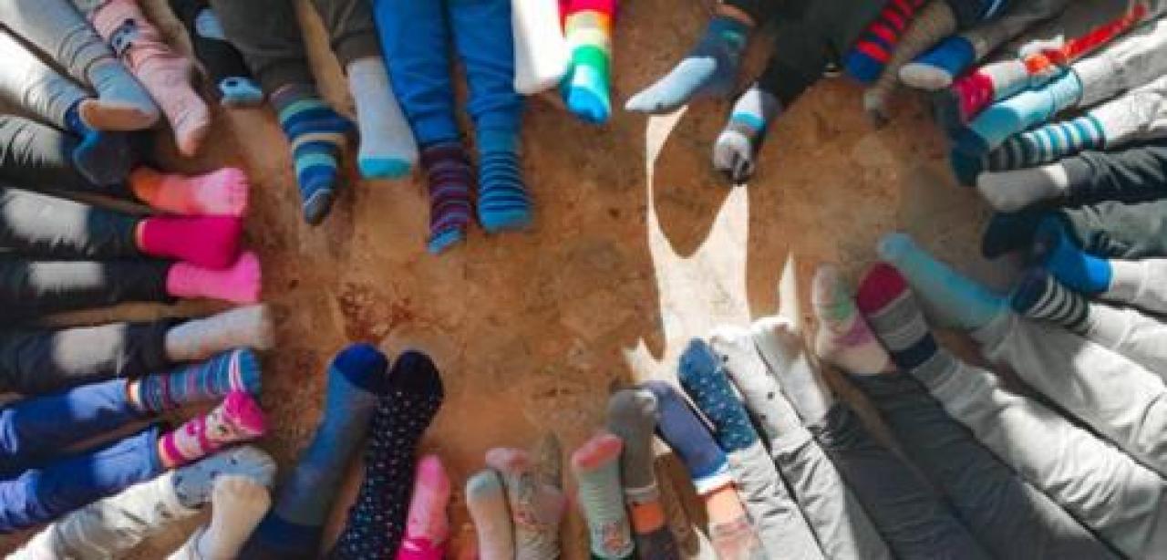 Cardè, a scuola con i calzini spaiati