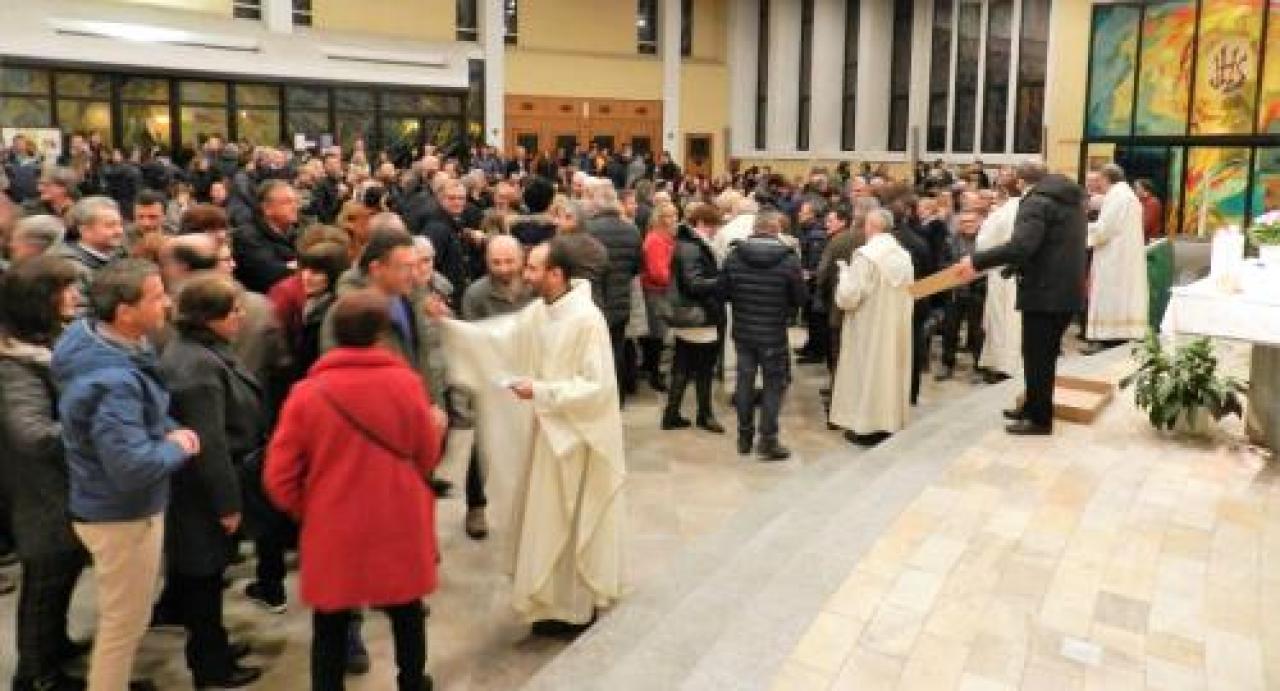 Don Bernardino torna in città per la messa degli innamorati