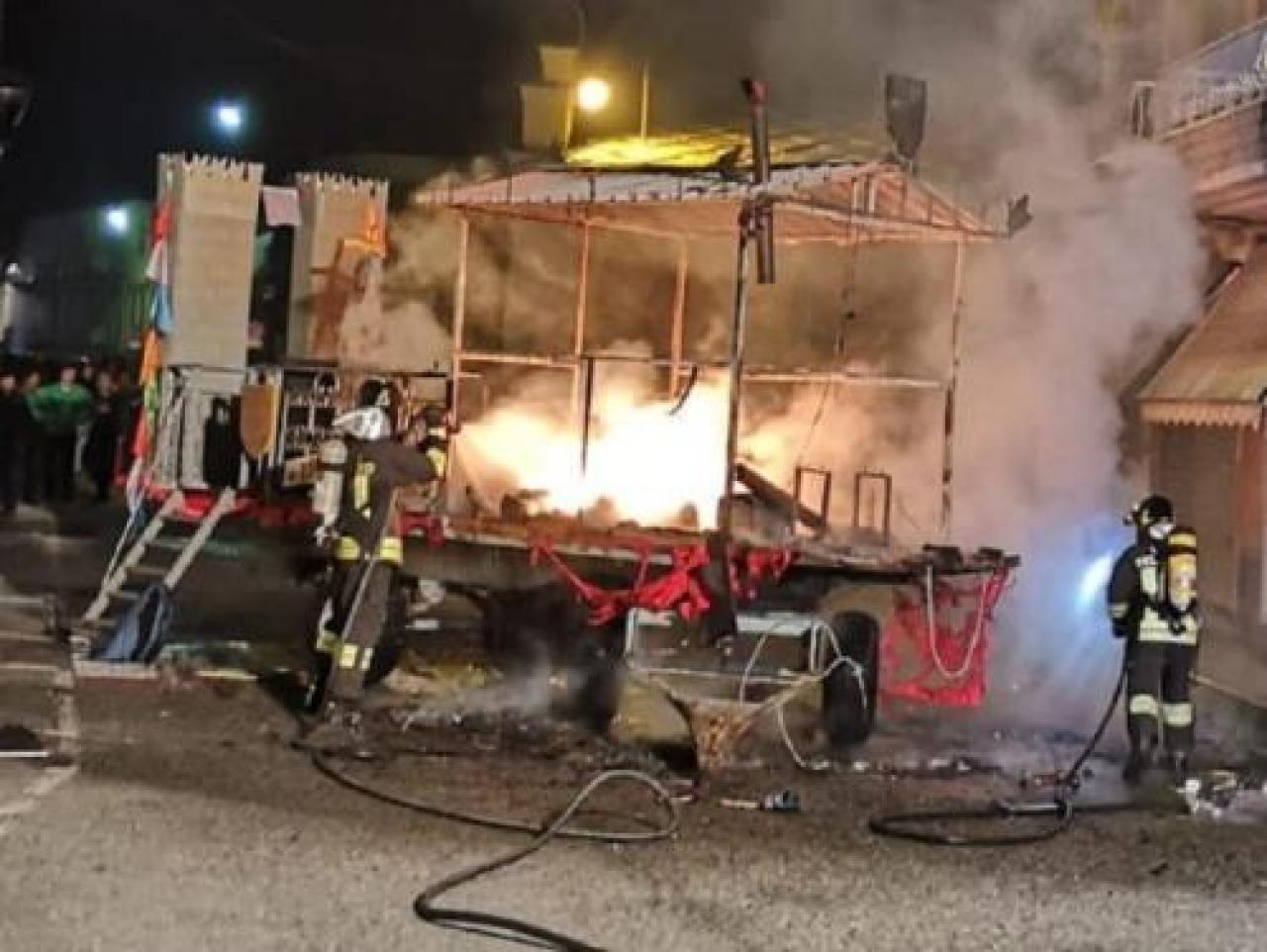 Festeggiamenti annullati Paura per le fiamme divampate in centro Carro a fuoco e il virus Stop al Carlevè di Paesana hrgerhg khkjh