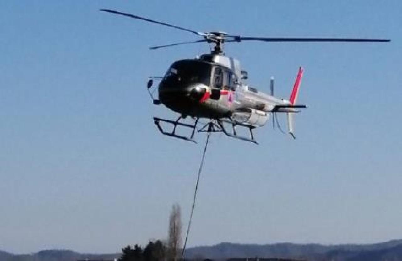 GIOVEDI’ L’ALLARME AL CONFINE TRA ENVIE E REVELLO, IN UNA ZONA DISABITATA Arriva dal cielo l’aiuto per domare l’incendio divampato sul Mombracco