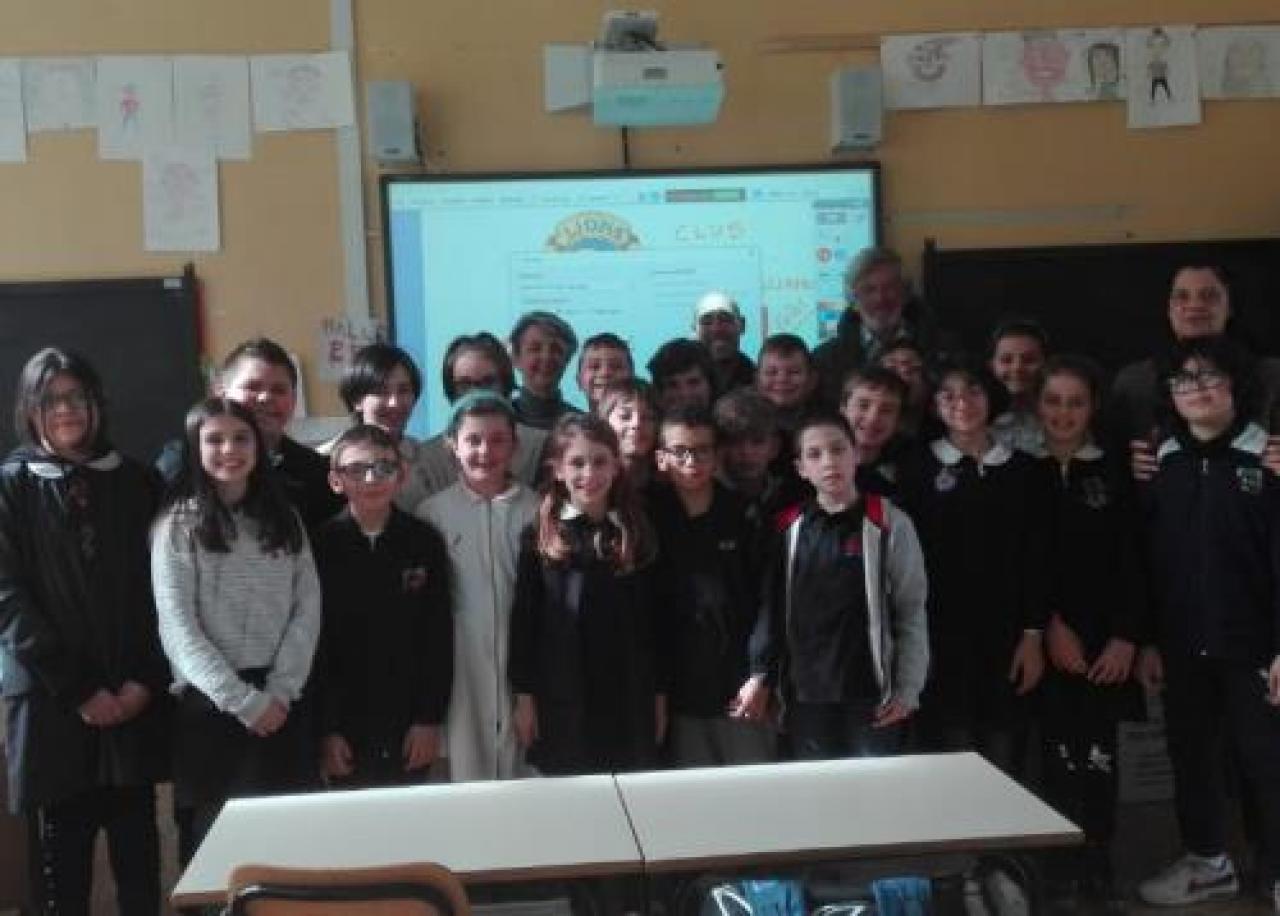 I Lions donano una Lim alla 5B della scuola Costa