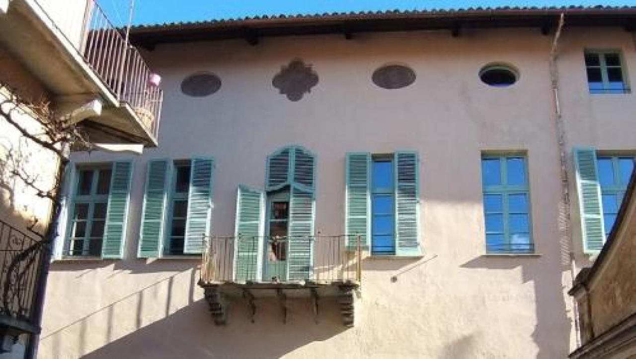 La facciata del Magda Olivero torna alla tinta rosa originale