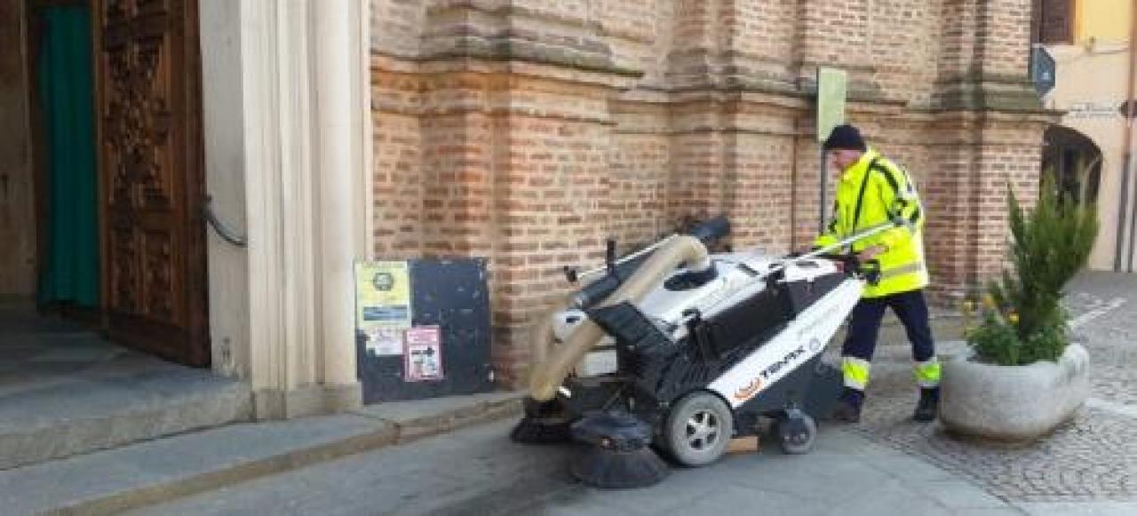 La nuova spazzatrice al lavoro