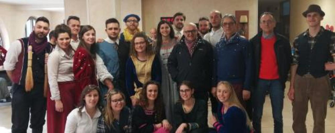 Le maschere in visita agli ospiti di villa loreto