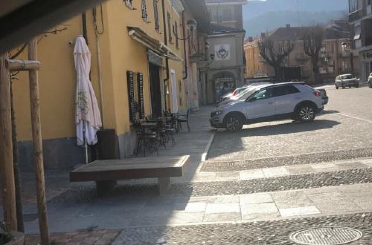 Sanfront, quel dehors sulla piazza continua ad alimentare la polemica