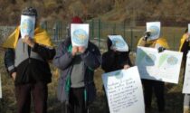 Sit-in dei pesci di fiume Protesta in alta valle Po