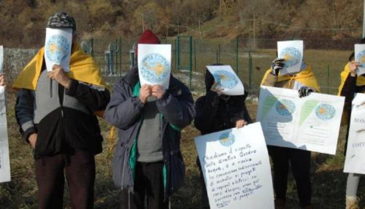 Sit-in dei pesci di fiume Protesta in alta valle Po
