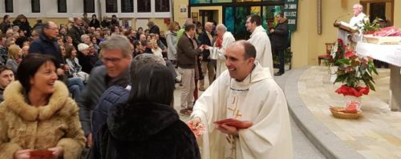 Trecento coppie di innamorati alla messa di san valentino