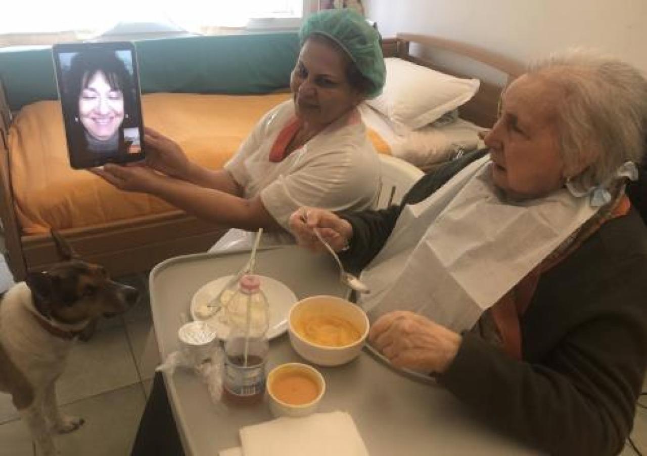 Anni Azzurri: la tecnologia avvicina anziani e parenti AZIENDE Tablet e Whatsapp per garantire la continuità della relazione tra ospiti e famigliari ai tempi del Coronavirus