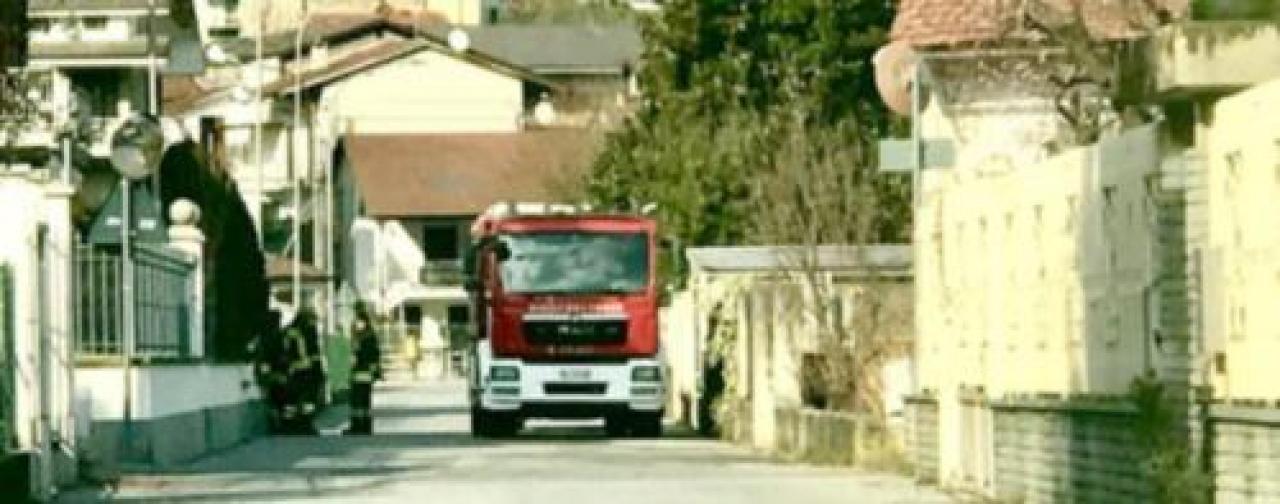 Auto in fiamme in un cortile Intervento dei vigili del fuoco