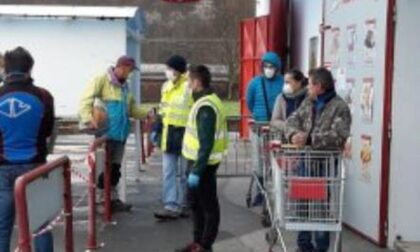 Distanziati in coda al market