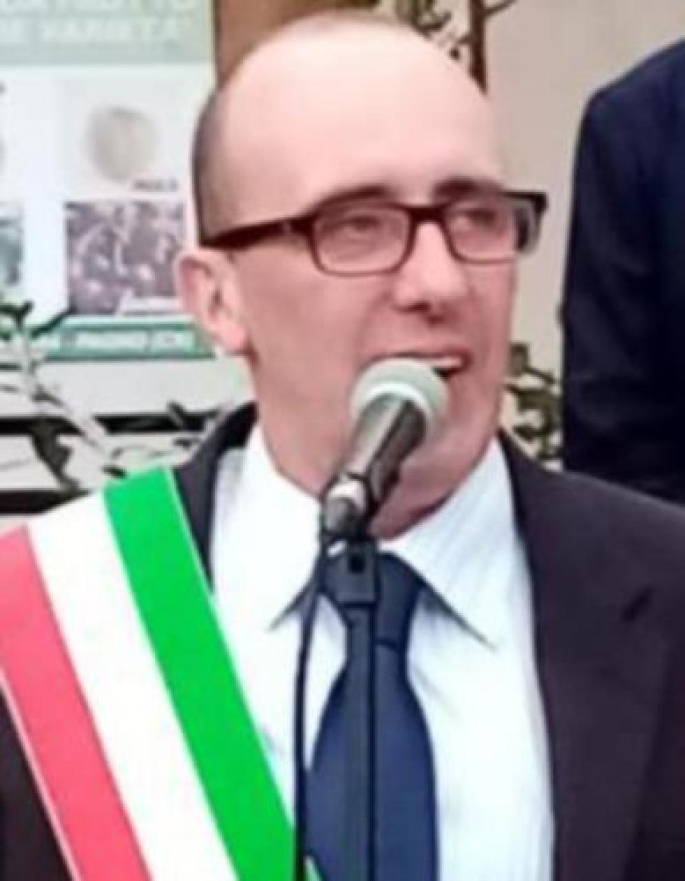 EMERGENZA Primo caso di decesso con Covid-19 in zona. Da mercoledì transenne davanti ai negozi