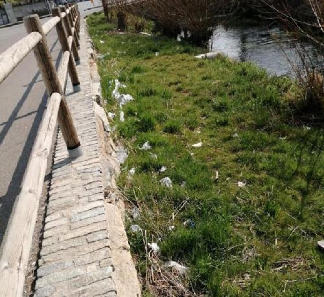 Guanti monouso lungo la bealera: «Vergogna»