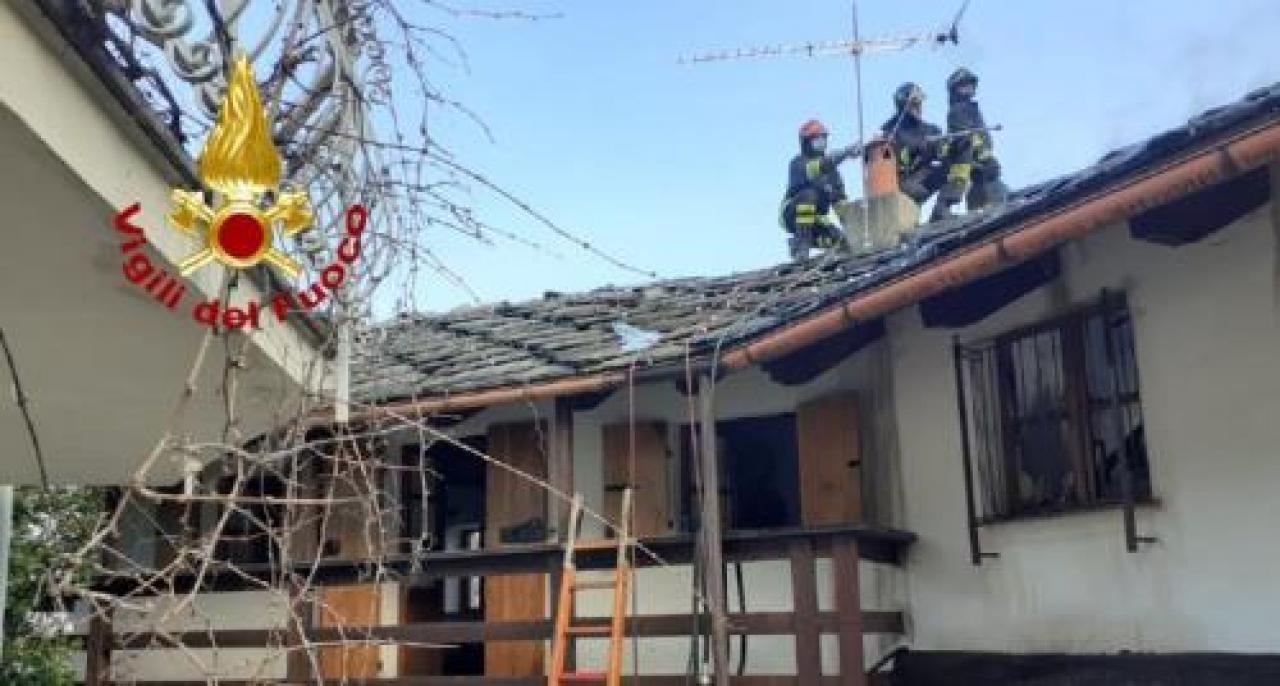 Incendio sul tetto di due case a barge