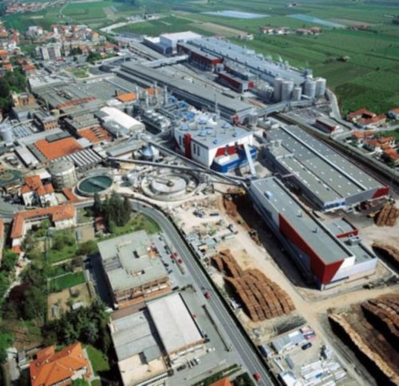 La Burgo “ossigena” i fanghi Il sindaco incontra i cittadini VERZUOLO Gli sforzi dell’azienda per risolvere il problema dei cattivi odori