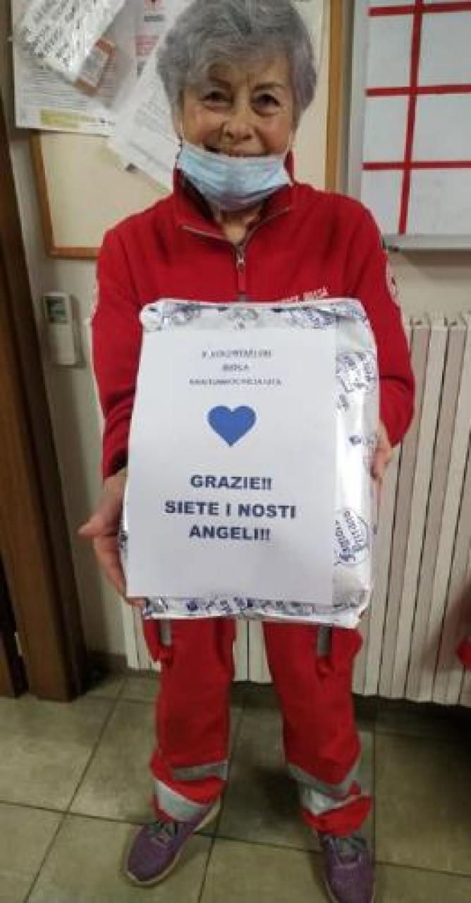La Croce Rossa porta a casa medicine e farmaci necessari