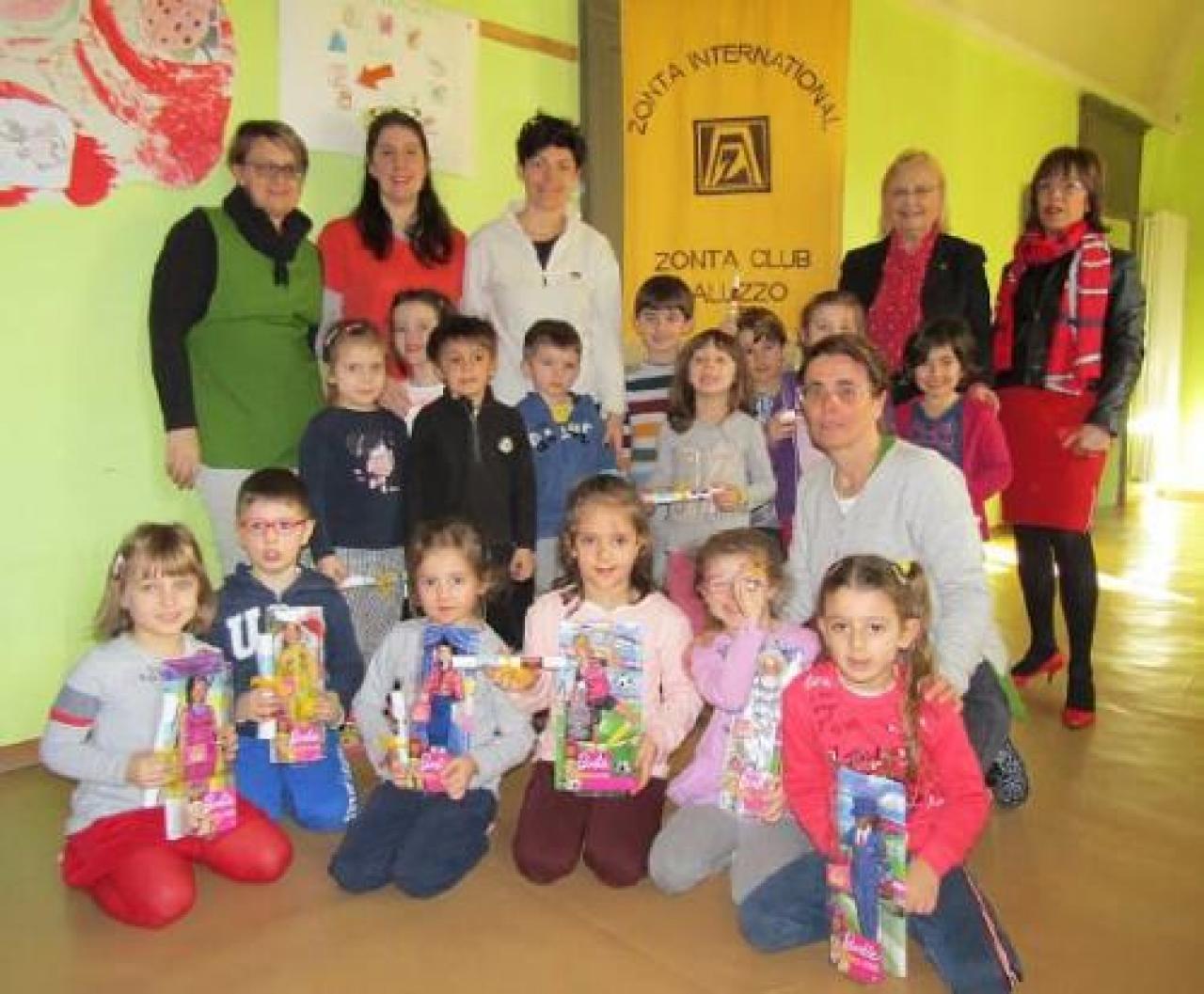 Le barbie “in carriera” consegnate dallo zonta alle scuole dell’infanzia e agli asili saluzzesi