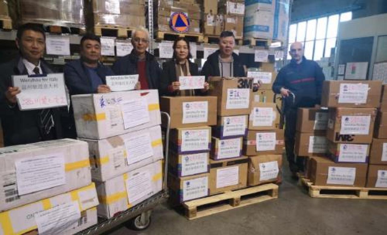 Mascherine e guanti monouso regalati dalla comunità cinese