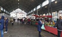 Mercati quasi deserti e negozi chiusi anche in città