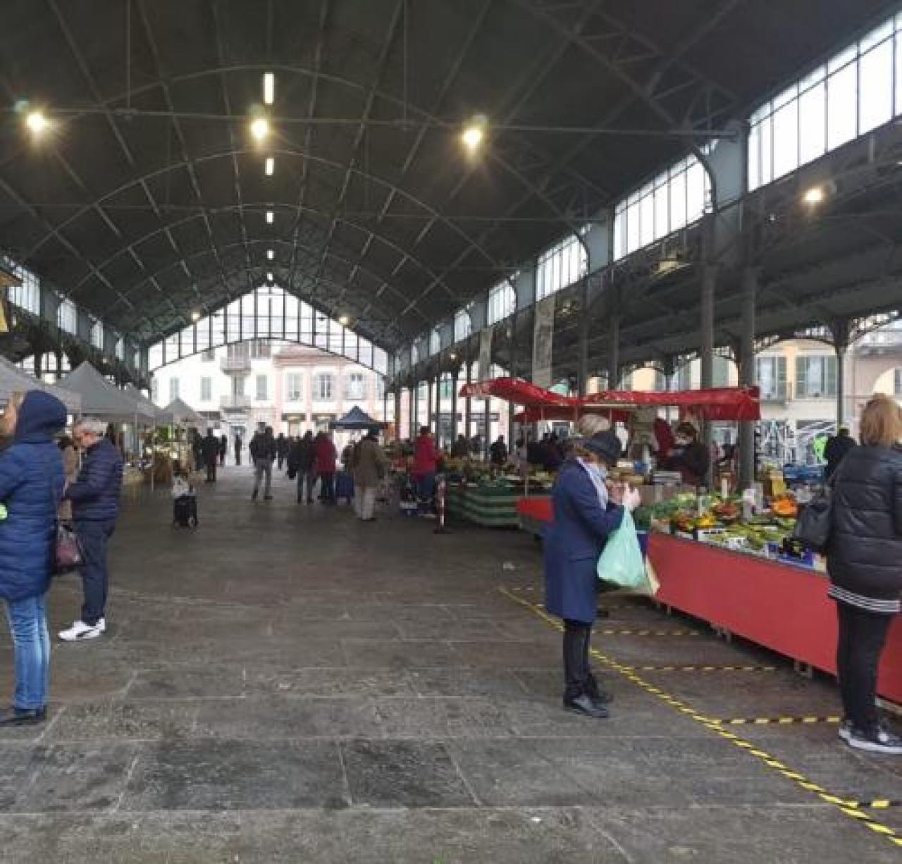 Mercati quasi deserti e negozi chiusi anche in città
