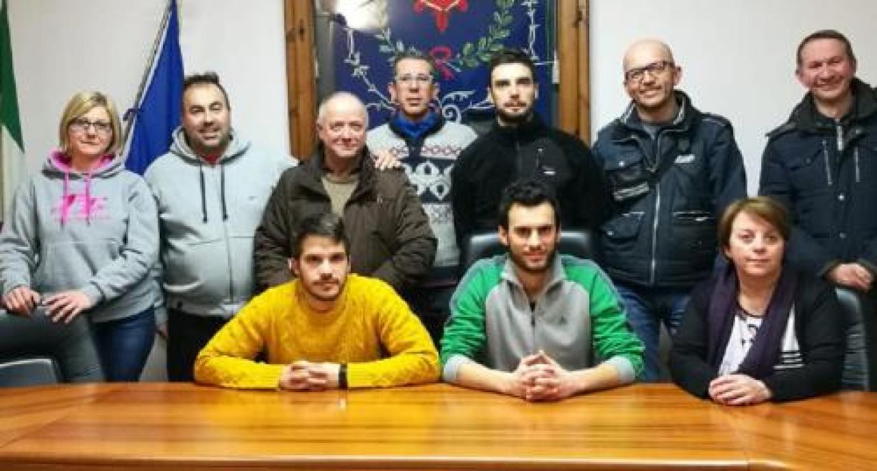 Ogni sera l’inno di Mameli E il sabato “prendi un cestello”