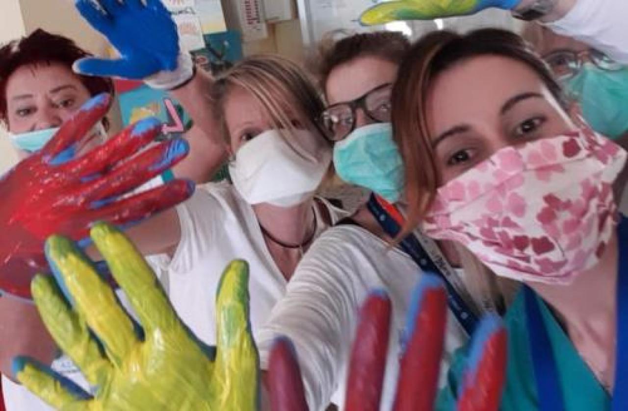 Residenze Anni Azzurri: tecnologia e creatività per combattere il Covid Gruppo kos Le strutture si sono attrezzate con videochiamate e Whatsapp per mantenere i contatti tra ospiti e famiglie