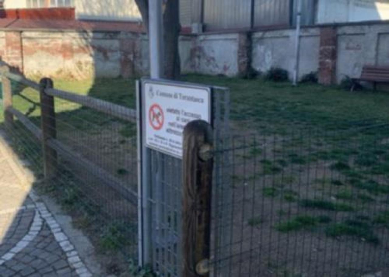 Ripulito il cortile delle scuole