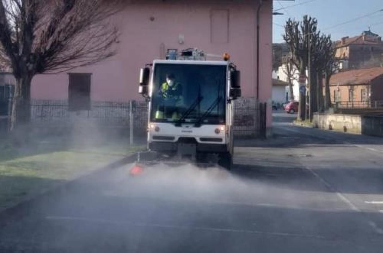 Sanificazione delle strade e dei portici nel centro di Moretta
