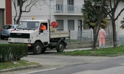 Sanificazione di strade e portici, operai comunali al lavoro a barge