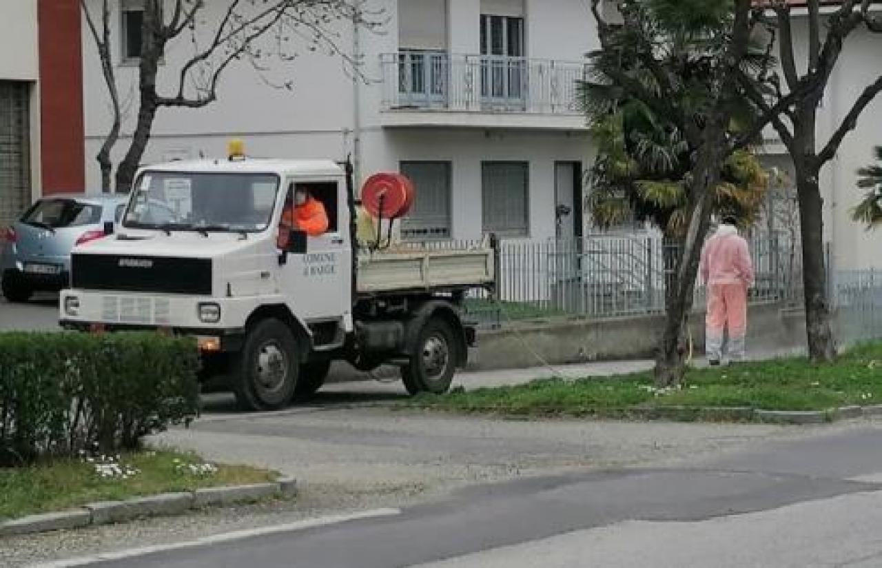 Sanificazione di strade e portici, operai comunali al lavoro a barge