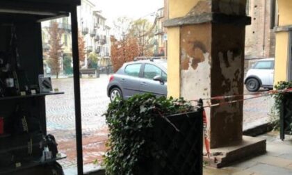 Sbanda con l’automobile in piazza Risorgimento