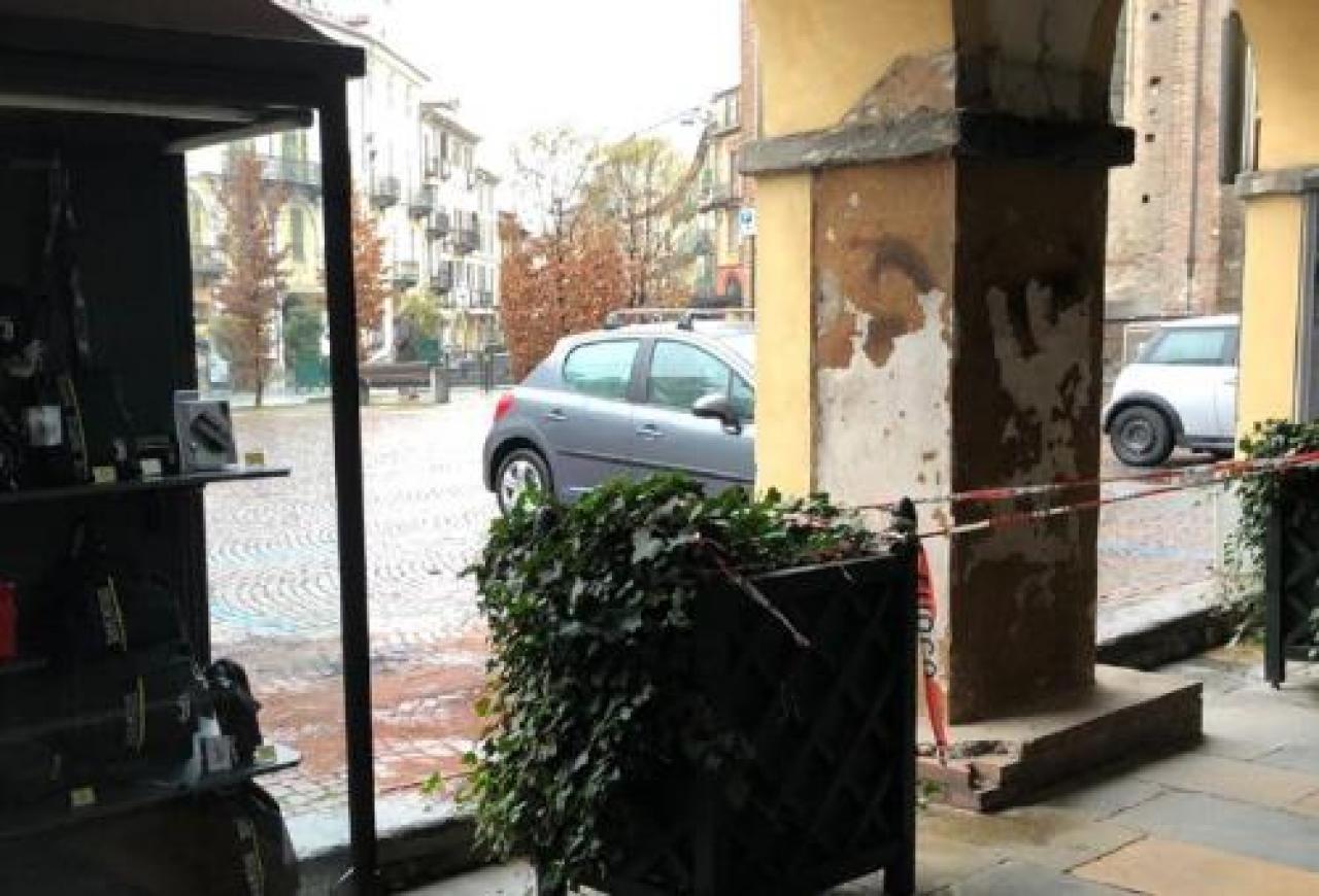 Sbanda con l’automobile in piazza Risorgimento