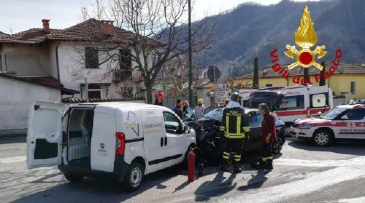 Scontro in via Fiorita, quattro feriti